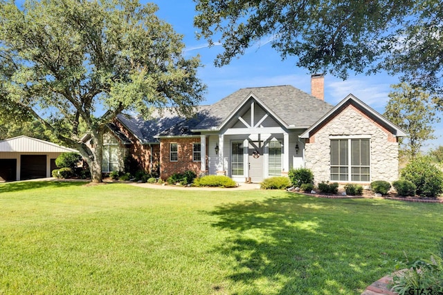 view of front of property featuring a front lawn