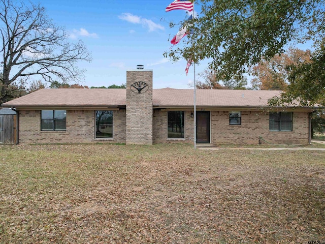 ranch-style home featuring a front lawn