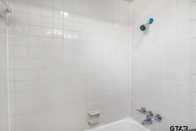 bathroom featuring tiled shower / bath