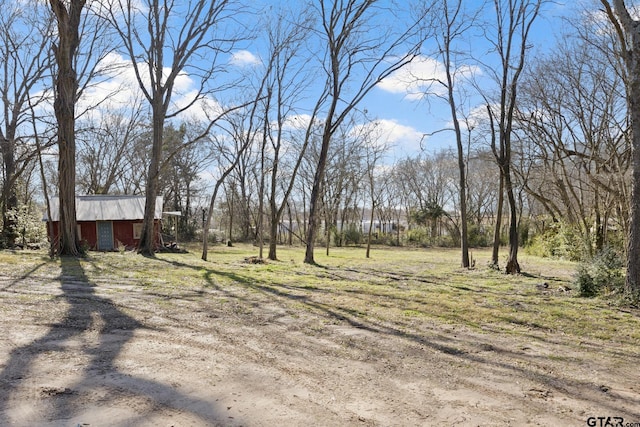 view of yard featuring an outbuilding