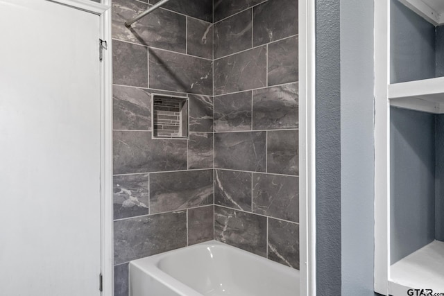 bathroom with tiled shower / bath combo