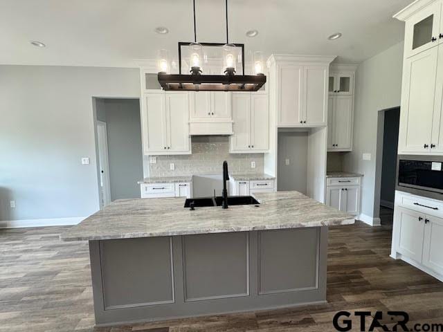 14909 Turtle Creek Ranch Rd, Flint, TX 75762 - kitchen featuring a sink, stainless steel microwave, a center island with sink, backsplash, and recessed lighting
