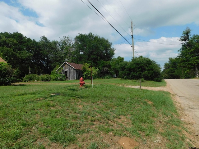 view of yard with an outdoor structure