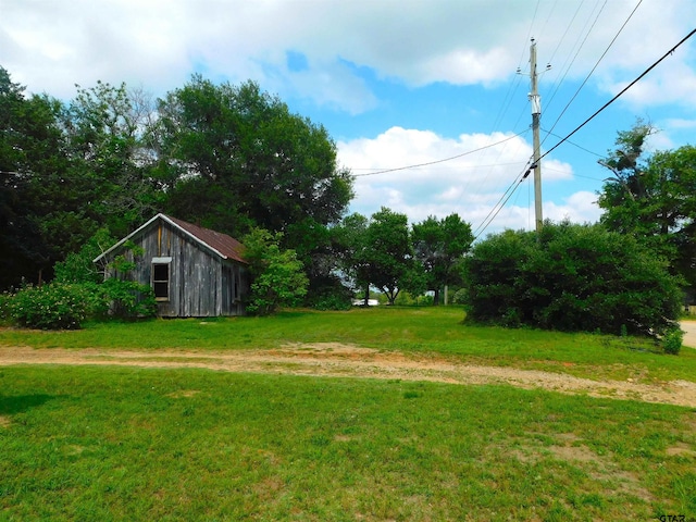 view of yard with an outbuilding