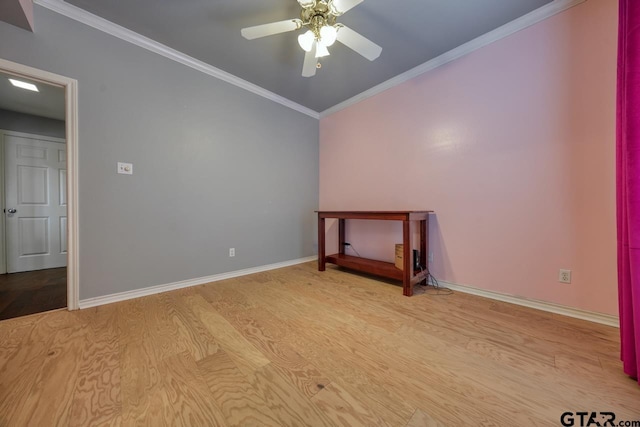 empty room featuring light wood-type flooring, ornamental molding, and ceiling fan