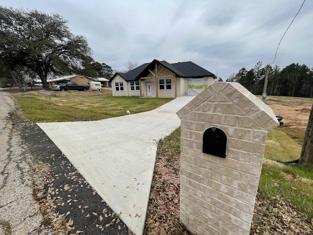 view of front of house with a front lawn