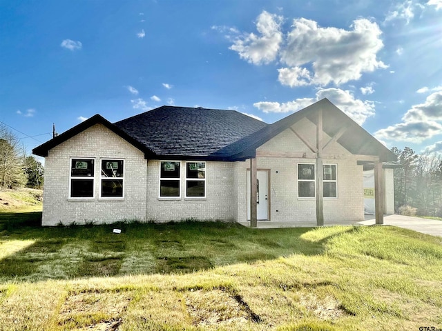 view of front facade with a front yard