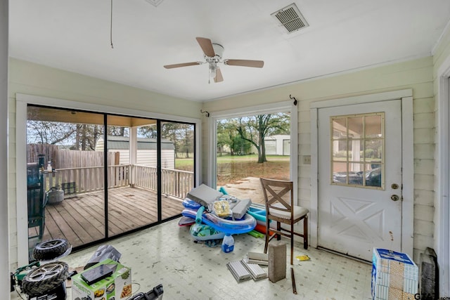 sunroom with ceiling fan