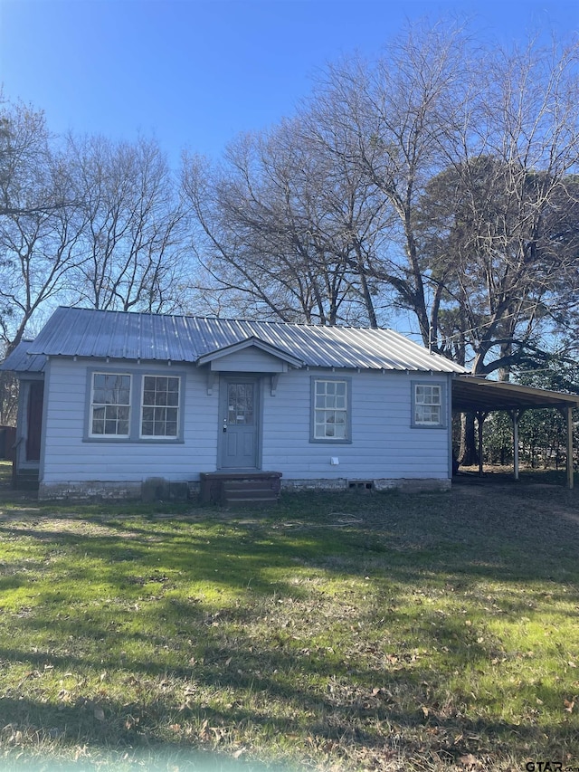 view of front of property featuring a front yard and a carport