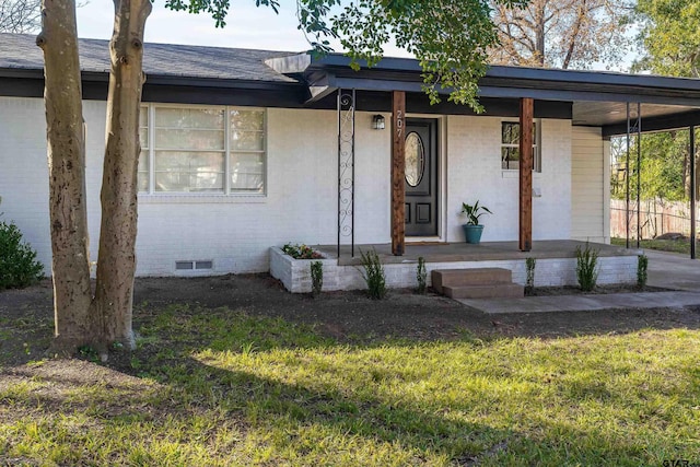 view of front of property featuring a porch and a front yard