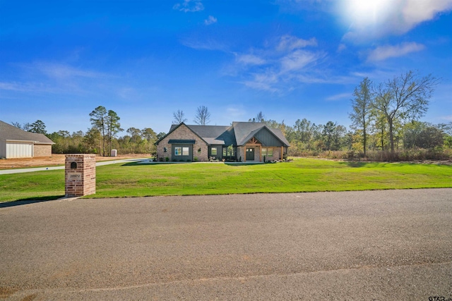 view of front of house featuring a front lawn