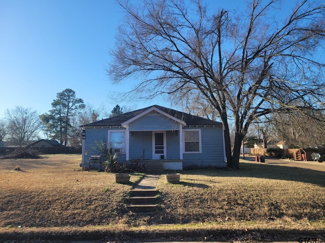 view of front of property featuring a front yard