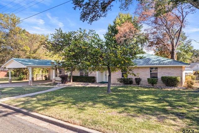 view of front of home featuring a front lawn