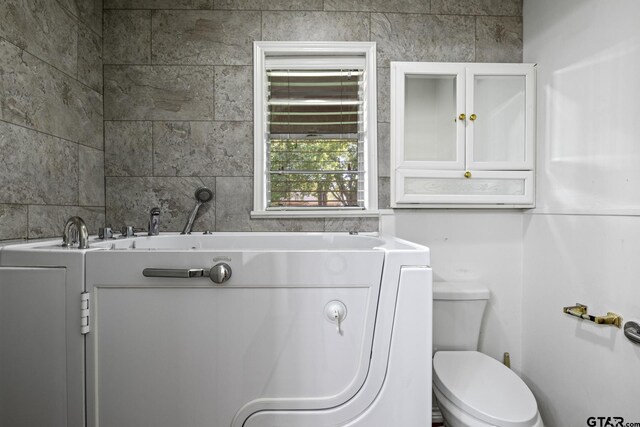 314 Cedar St, Mount Pleasant, TX 75455 - full bath with a bath and toilet