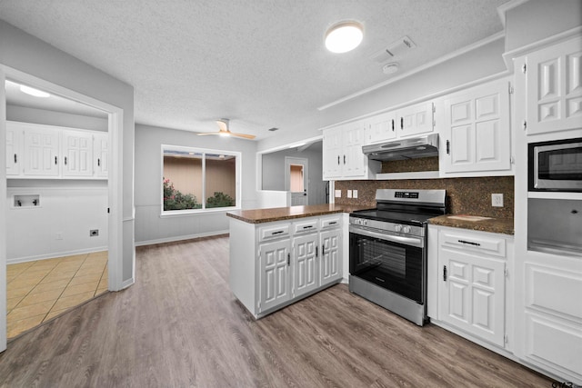 4715 Edinburgh Dr, Tyler, TX 75703 - kitchen featuring appliances with stainless steel finishes, under cabinet range hood, a textured ceiling, a peninsula, and a ceiling fan
