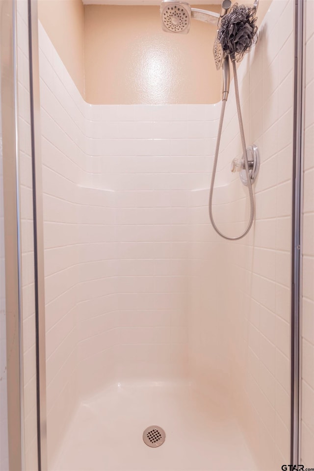 bathroom featuring a tile shower