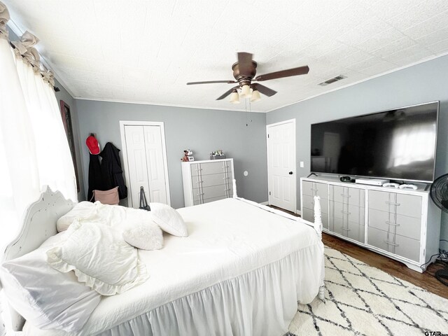 902 S Florey, Mount Pleasant, TX 75455 - bedroom featuring wood finished floors, ornamental molding, and a ceiling fan