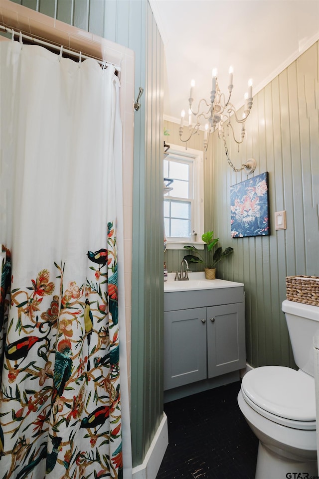 bathroom featuring vanity, an inviting chandelier, curtained shower, and toilet