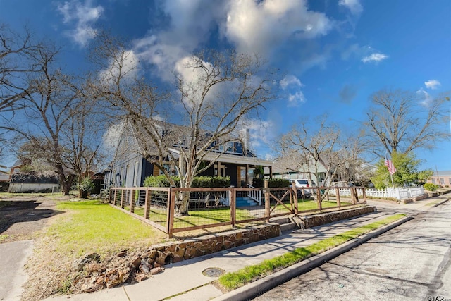 view of front of home featuring a fenced front yard