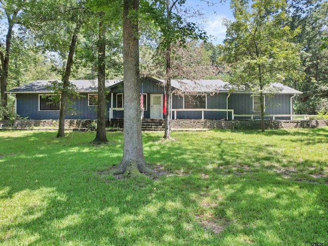 ranch-style house featuring a front yard