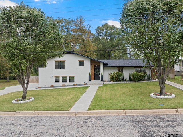 view of front of home featuring a front lawn