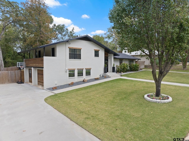 view of front facade featuring a front yard and a garage