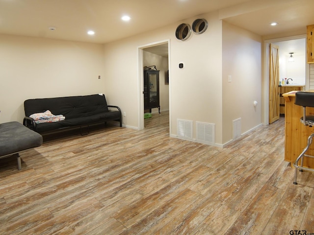 sitting room with light wood-style flooring, recessed lighting, visible vents, and baseboards