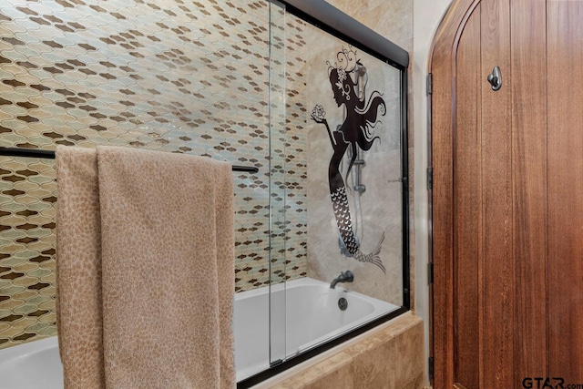 bathroom with tiled shower / bath combo