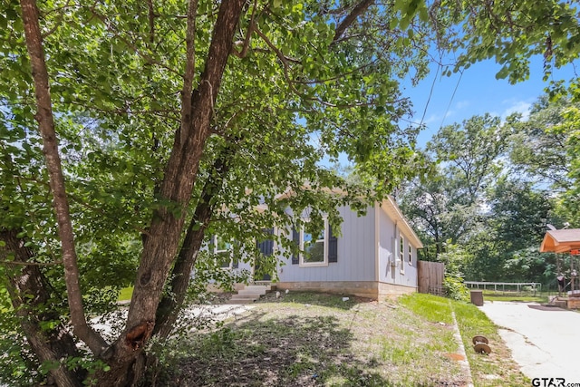 2525 N Tenneha Ave, Tyler, TX 75702 - view of side of property featuring driveway