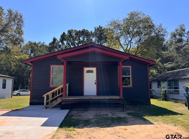 view of front of property with a porch and a front yard