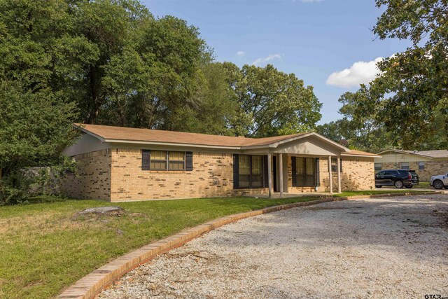 8116 Jewell Ln, Tyler, TX 75703 - single story home featuring brick siding, driveway, and a front lawn