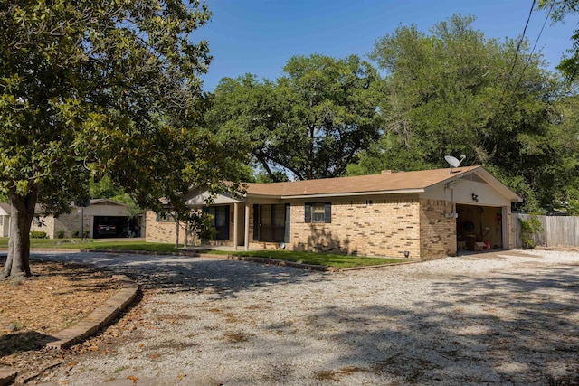 8116 Jewell Ln, Tyler, TX 75703 - ranch-style home featuring brick siding and gravel driveway