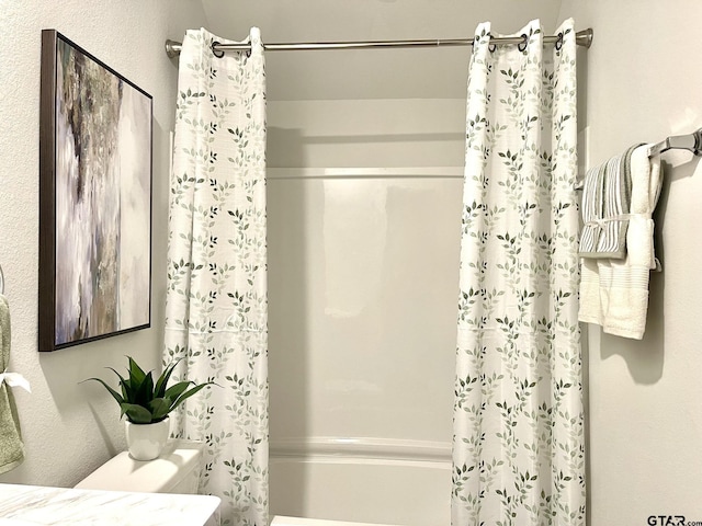 202 Parker Oaks, Chandler, TX 75758 - full bath with shower / tub combo with curtain and vanity