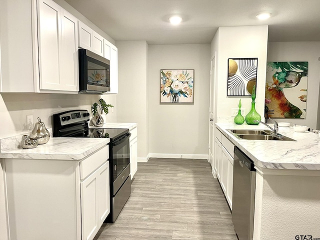 202 Parker Oaks, Chandler, TX 75758 - kitchen with appliances with stainless steel finishes, a sink, light countertops, a peninsula, and baseboards