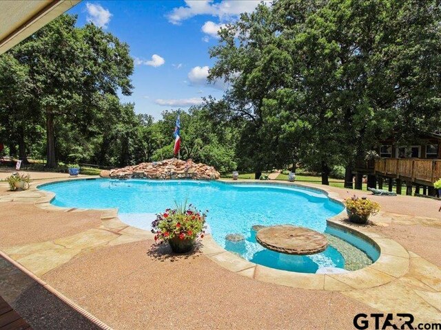 view of swimming pool