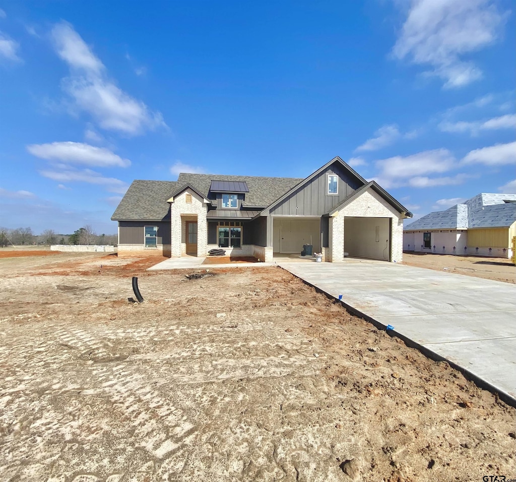 view of front facade featuring a garage