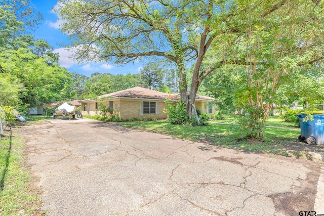 2617 Florence St, Kilgore, TX 75662 - ranch-style house with asphalt driveway and brick siding