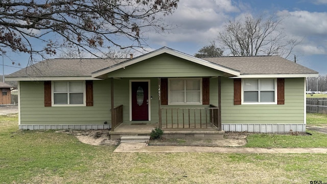 view of front of property featuring a front yard and covered porch