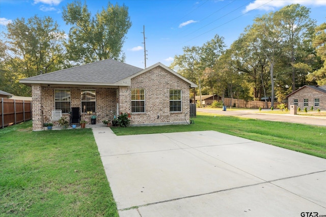 view of front of house featuring a front yard