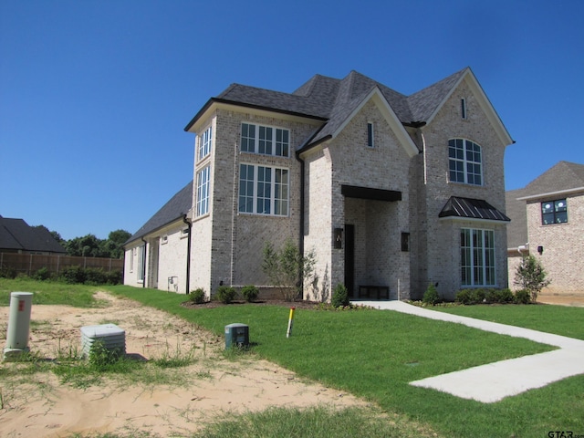 view of front of house featuring a front yard