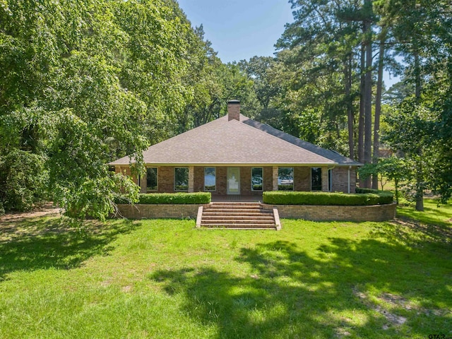 ranch-style home featuring a front lawn and a porch