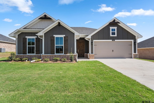 craftsman house featuring a front lawn and a garage