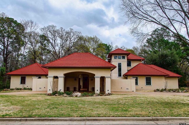 view of front of home featuring a front lawn