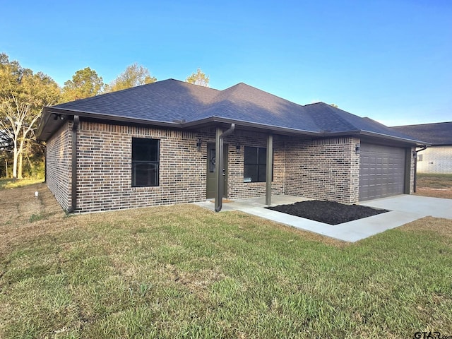 view of front of home featuring a front yard and a garage