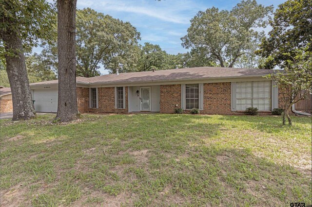 405 Brookview Ln, Palestine, TX 75803 - ranch-style home featuring a garage, a front lawn, and brick siding