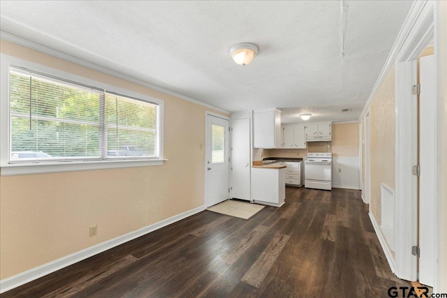 kitchen featuring white stove, dark wood-type flooring, crown molding, a textured ceiling, and white cabinetry