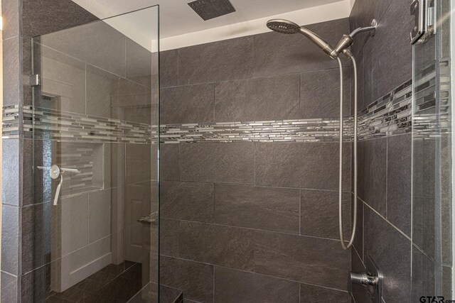 bathroom featuring tiled shower