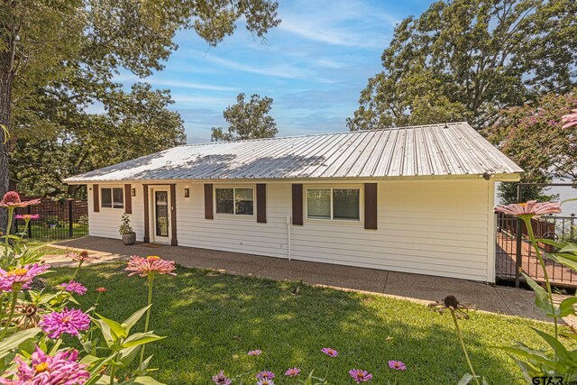 single story home with a front lawn