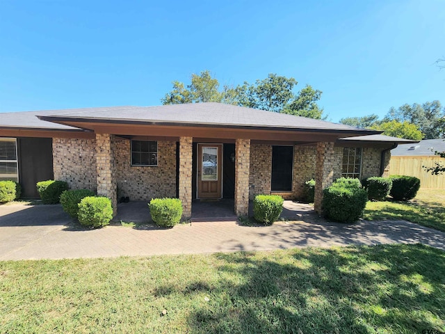 single story home with a front lawn