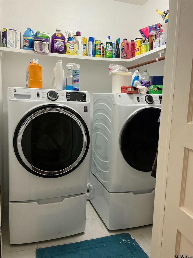 500 W Main St, Mount Vernon, TX 75457 - clothes washing area featuring washing machine and dryer and tile patterned flooring